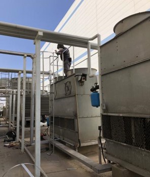 2臺(tái)機(jī)電設(shè)備安裝現(xiàn)場